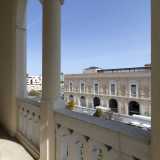 Grazie alla disponibilit� del gruppo immobiliare Andidero, proprietario dell�edificio che qui ha i suoi uffici, riusciamo a visitare la caratteristica loggia ad archetti del primo piano